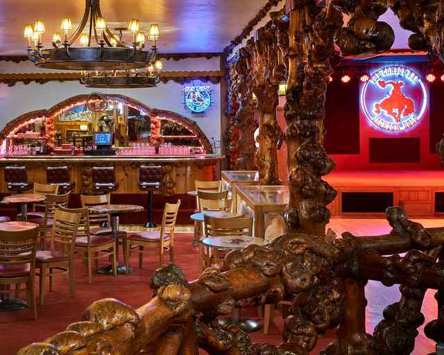 Jackson Town Square und The Million Dollar Cowboy Bar